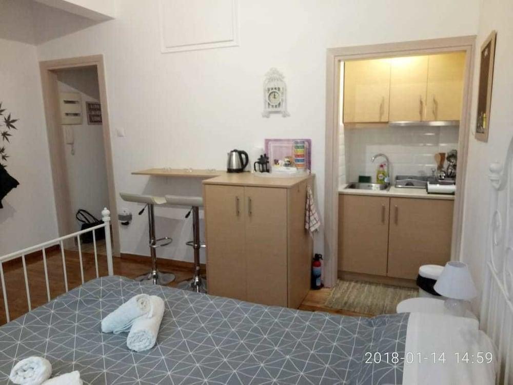 Modern, Ideally Located Studio Apartment Atena Exterior foto